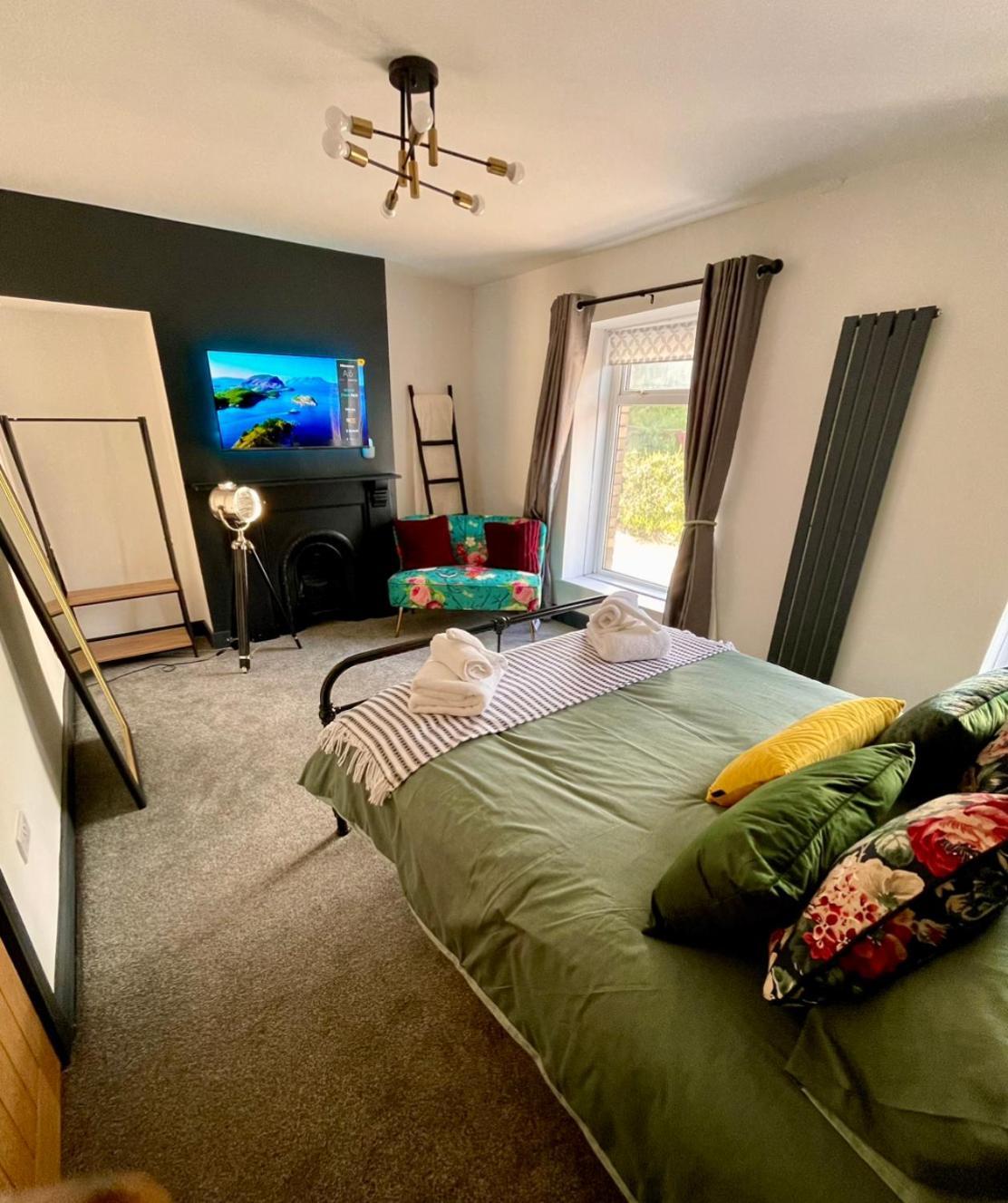 The South Valley Home Neath Extérieur photo